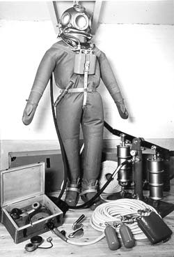 Damals: Kompletter Taucheranzug Poseidon mit Pumpe und Telefon.
