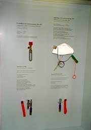 Pressluftflaschen, die Auslösevorrichtung SECUMATIC 10 und die Pressluft-Handauslösung PH 71.