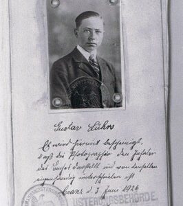 Fein säuberlich in Sütterlin-Schrift bestätigte der Beamte Piel im Musterungsbuch, daß die "Photographie den Inhaber" darstellt - Gustav Lühr