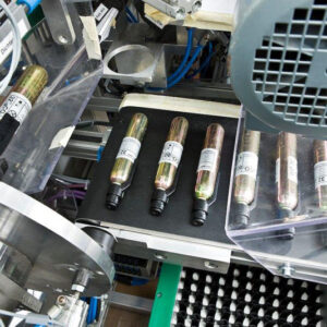 Jede einzelne Kohlendioxidpatrone wird automatisch geprüft, bevor sie in eine Rettungswesten-Automatik eingesetzt wird.