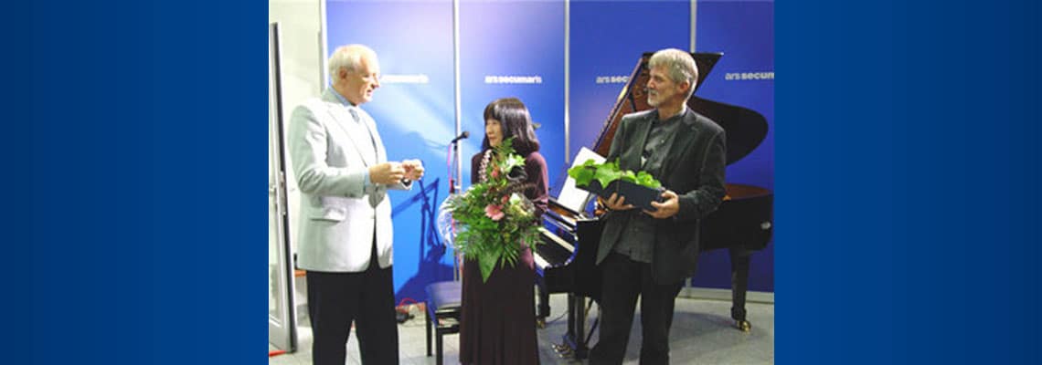 Secumar-Chef Jan-Ulrich Bernhardt (links) war von Pianistin Makiko Nishikaze und Wedels Musikschul-Leiter Michael Schröder begeistert.