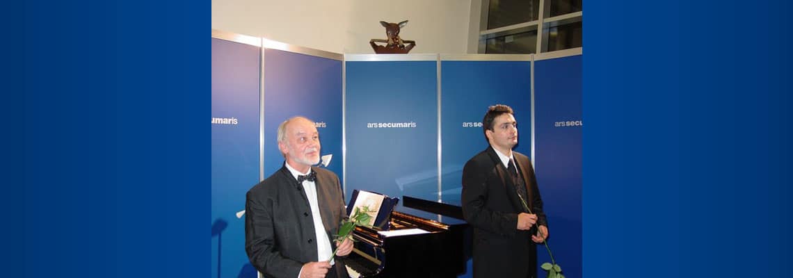 Pianist Gerhard Folkerts (li.) aus Wedel und der rumänische Sänger Mircea Cretulescu bedanken sich bei einem begeisterten Publikum.
