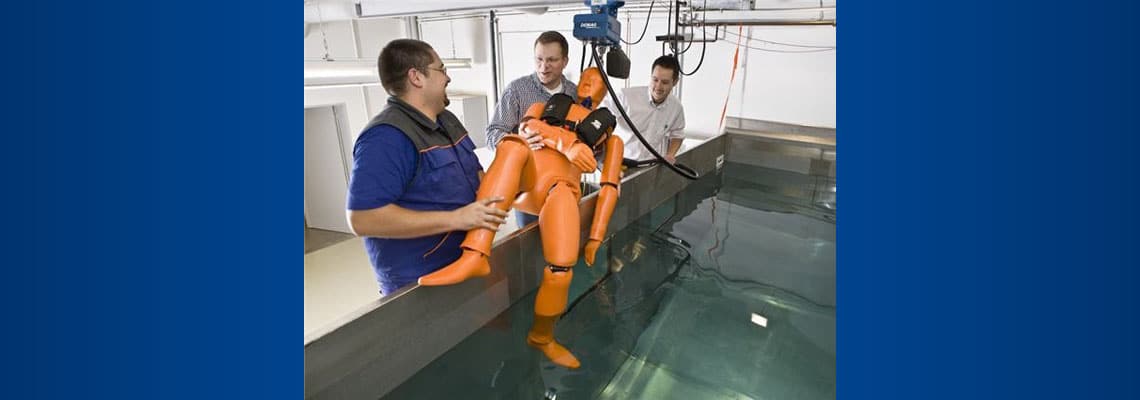 „Scotty“ wird die orangefarbene Test-Puppe liebevoll vom SECUMAR-Team genannt.