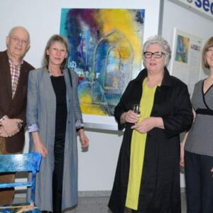Sie freuten sich über die große Resonanz auf die Ausstellung: Unternehmer und "Teilzeit-Galerist" Jan-Ulrich Bernhardt, die Malerinnen Gisela Meyer Hahn und Ines Kollar sowie Pianistin Julia Bernhardt.