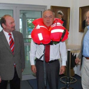 Gerettet! Thüringens Wirtschaftsminister Matthias Machnig mit ausgelöster Rettungsweste im Kreis von Benjamin Bernhardt (von links) Holms SPD-Vorsitzenden Dietmar Voswinkel, Jan-Ulrich Bernhardt und MdB Ernst Dieter Rossmann.