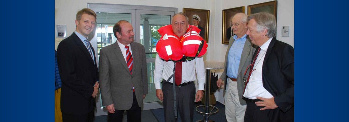 Gerettet! Thüringens Wirtschaftsminister Matthias Machnig mit ausgelöster Rettungsweste im Kreis von Benjamin Bernhardt (von links) Holms SPD-Vorsitzenden Dietmar Voswinkel, Jan-Ulrich Bernhardt und MdB Ernst Dieter Rossmann.