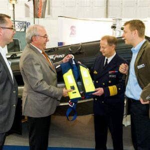 Fachgespräch über Rettung und RIB: Kim Larsen, Uni-Safe A/S Dänemark (von links), Uwe Beckmeyer, Parlamentarischer Staatssekretär beim Bundesminister für Wirtschaft und Energie sowie Koordinator der Bundesregierung für die maritime Wirtschaft, Vizeadmiral Axel Schimpf, Inspekteur der Deutschen Marine, und SECUMAR-Geschäftsführer Benjamin Bernhardt. Foto HMC / Romanus Fuhrmann-Rickert