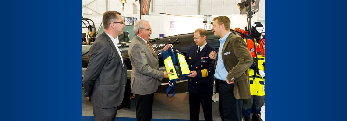 Fachgespräch über Rettung und RIB: Kim Larsen, Uni-Safe A/S Dänemark (von links), Uwe Beckmeyer, Parlamentarischer Staatssekretär beim Bundesminister für Wirtschaft und Energie sowie Koordinator der Bundesregierung für die maritime Wirtschaft, Vizeadmiral Axel Schimpf, Inspekteur der Deutschen Marine, und SECUMAR-Geschäftsführer Benjamin Bernhardt. Foto HMC / Romanus Fuhrmann-Rickert