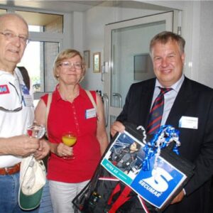 DLRG-Ausbilder Jonny Stockhusen (rechts) strahlte, als das Ehepaar Bernhardt zum Gratulieren mit praktischen Präsenten erschien.