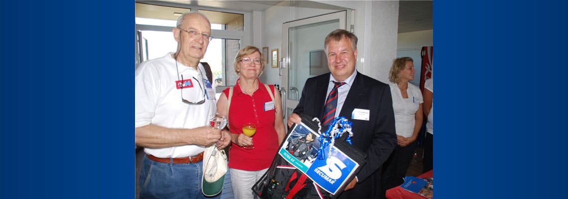 DLRG-Ausbilder Jonny Stockhusen (rechts) strahlte, als das Ehepaar Bernhardt zum Gratulieren mit praktischen Präsenten erschien.